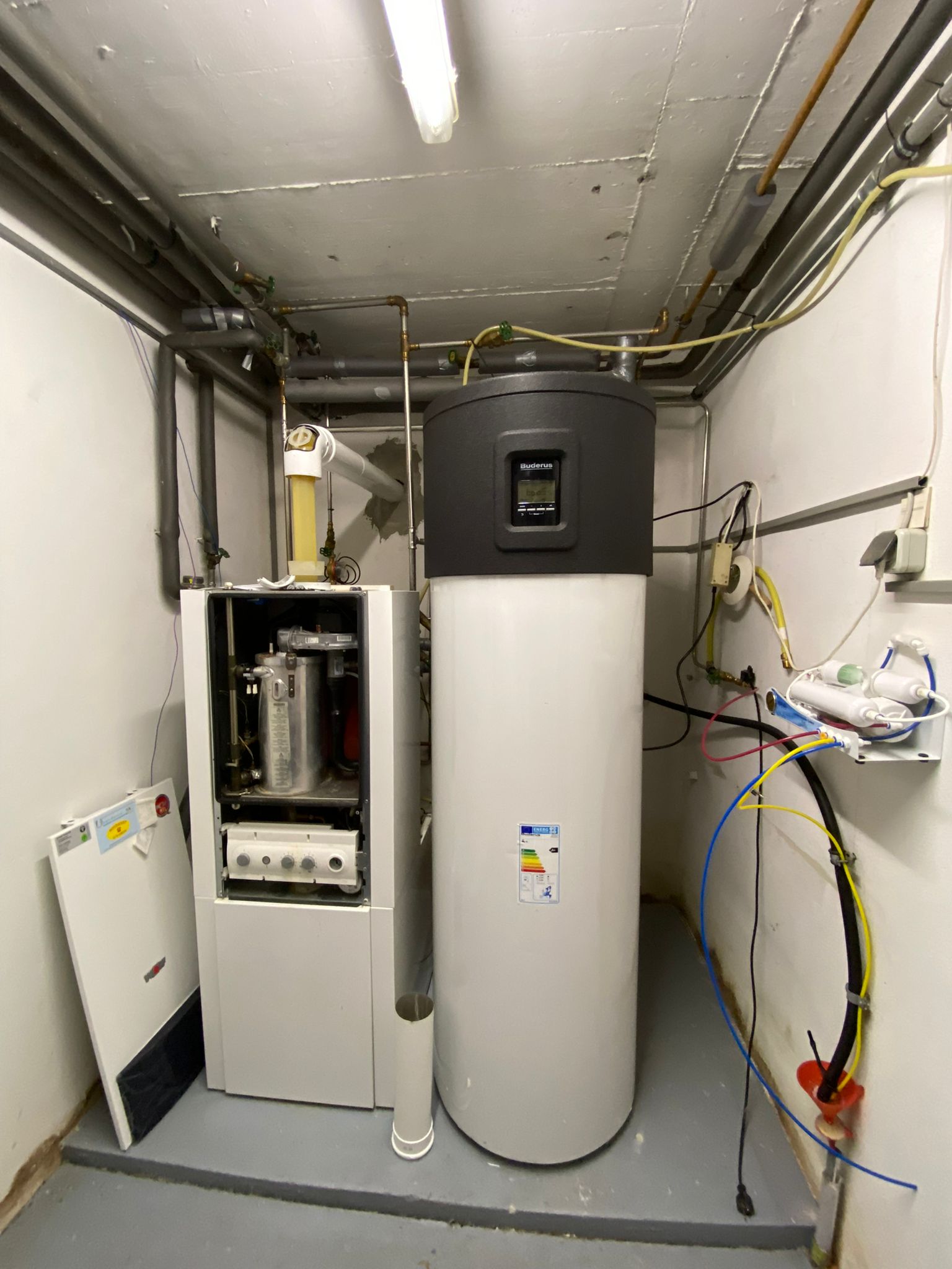 Therme mit Speicher. Solarunterstützt